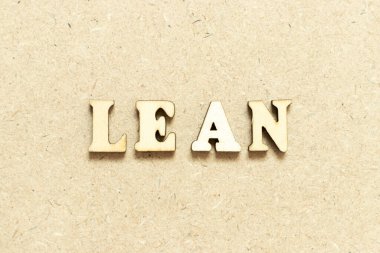 Kelimesi kelimesine alfabe harfi tahtaya dayanır