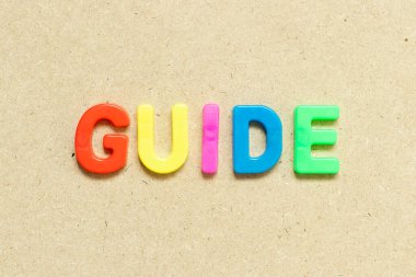 Ahşap zemin üzerinde kelime rehberi olan renk alfabesi harfi