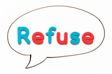 Beyaz tahta arka planında balon konuşması olarak siyah çizgili harf reddi ile alfabe harfi