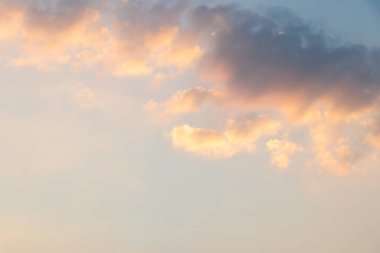 Güzel turuncu renkli açık gökyüzü, gün batımından sonra bulutlu arka plan