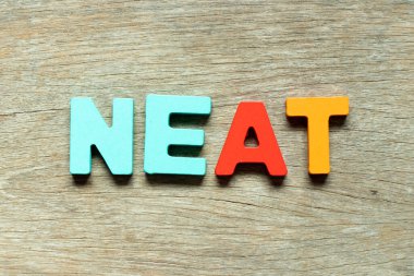 Ahşap arkaplanda düzenli harf ile renk alfabesi