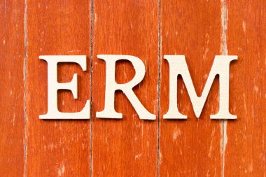 Alfabe harfi ERM (Atılgan 'ın risk yönetimi kısaltması) eski kırmızı tahta arka plan üzerine