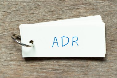 Tahta zemin üzerinde el yazısı ADR (ters uyuşturucu reaksiyonunun kısaltması) olan flaş kart