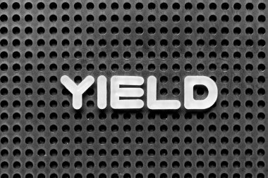 Kelime olarak beyaz alfabe harfi siyah tahta arka planda verim verir