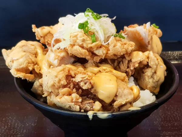 Ayam Goreng Dengan Saus Mayones Dan Nasi Latar Belakang Hidangan — Stok Foto