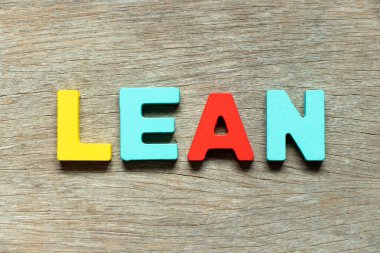 Kelime olarak renk alfabesi harfi tahta arkaplana yaslan