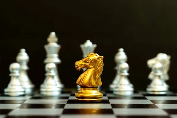 Posição do rei do ouro do jogo de xadrez e tabuleiro de xadrez de prata,  conceito da estratégia empresarial.