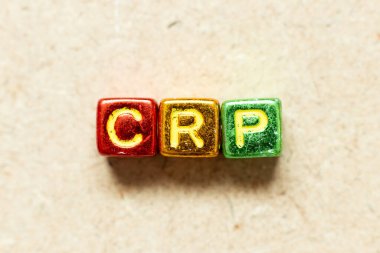 Tahta arkaplan üzerinde CRP (C-Reaktif Protein Testinin kısaltılmışı) ile Metalik renk harf bloğu