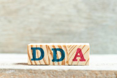 Tahta arkaplan üzerindeki harf bloğu (değer kaybı, tükenme ve amortisman veya talep mevduat hesabı kısaltması)