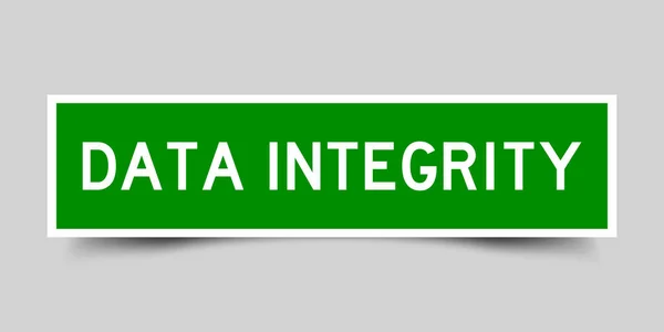 グレーの背景に緑の色で単語データの整合性を持つ正方形のラベルステッカー — ストックベクタ