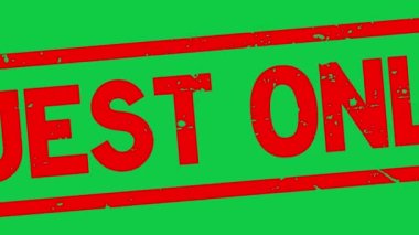 Grunge kırmızı misafiri. Sadece kare şeklinde, lastik mühür damgası. Yeşil arka planda yakınlaştır.