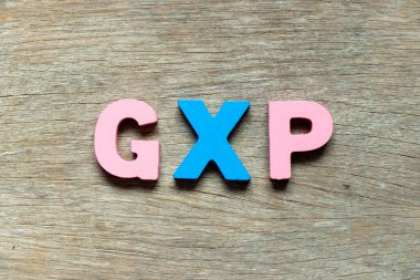 Tahta zemin üzerinde kelime GXP ile renk alfabesi harfi