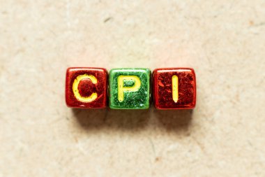 Ahşap zemin üzerinde CPI (Tüketici Fiyat İndeksinin kısaltılmışı) sözcüğündeki metalik renk harf bloğu