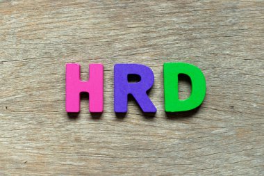Kelime HRD ile renk alfabesi harfi (insan kaynakları geliştirme kısaltması) ahşap arkaplan üzerinde