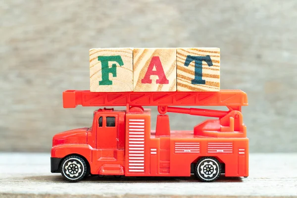Feuerwehrleiterwagen Halten Buchstabenblock Wort Fat Adipositas Oder Abkürzung Für Fabrikabnahmetest — Stockfoto