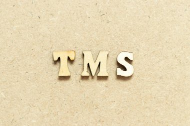 Tahta zemin üzerinde kelime TMS (Ulaşım yönetim sisteminin kısaltılmışı veya Transkraniyal manyetik uyarı) harfleri ile alfabe harfi
