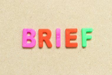 Tahta arkaplan üzerine kelime özeti içeren renk alfabesi harfi