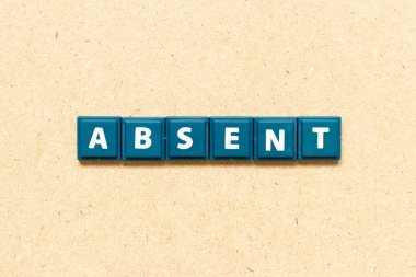 Ahşap arkaplanda sözcüklerle alfabe harfi yok