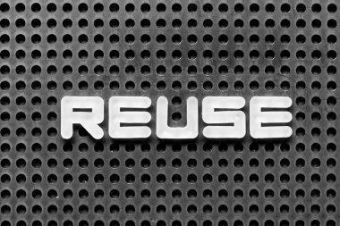 Siyah tahta arka planda beyaz alfabe harfini tekrar kullan