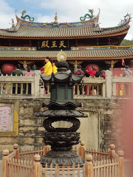 Xiamen China Nov 2019 Traveller Worship Foreground Incense Burner Background — 스톡 사진