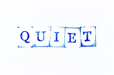 Mavi renkli kauçuk mühür beyaz kağıt arka planda sessizce