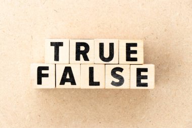 Alfabe harf bloğu kelime olarak doğru tahta arkaplan üzerinde yanlış