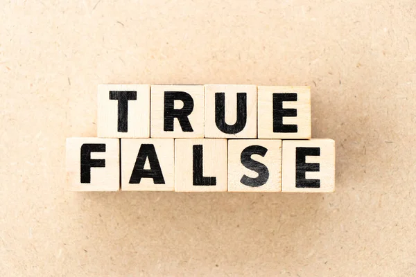 Alfabeto Letra Bloque Palabra True False Sobre Fondo Madera — Foto de Stock