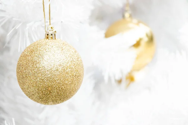 Noel Ağacı Arkaplanının Beyaz Dalında Altın Renkli Top Noel Yeni — Stok fotoğraf