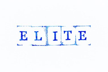 Beyaz kağıt arka planda seçkinler sözcüğüyle mavi renkli kauçuk mühür