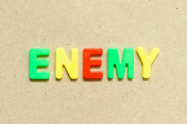 Ahşap zemin üzerinde kelime düşmanı olan renk alfabesi harfi