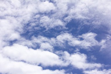 Beyaz bulutlu açık mavi gökyüzü