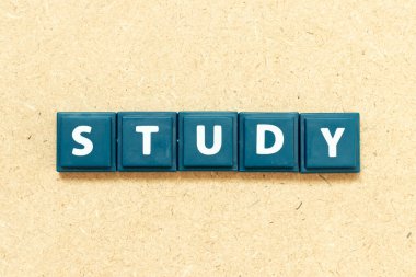 Ahşap zemin üzerine kelime çalışmasında harf döşeme harfi