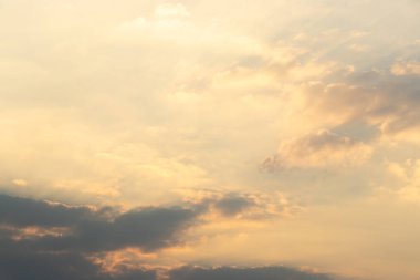 Güzel turuncu renkli açık gökyüzü, gün batımından sonra bulutlu arka plan