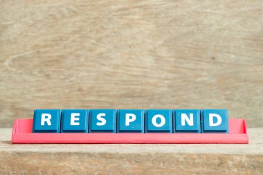 Tahta zemin üzerinde kırmızı renk rafı ile kelime cevap ile karo alfabe harfi