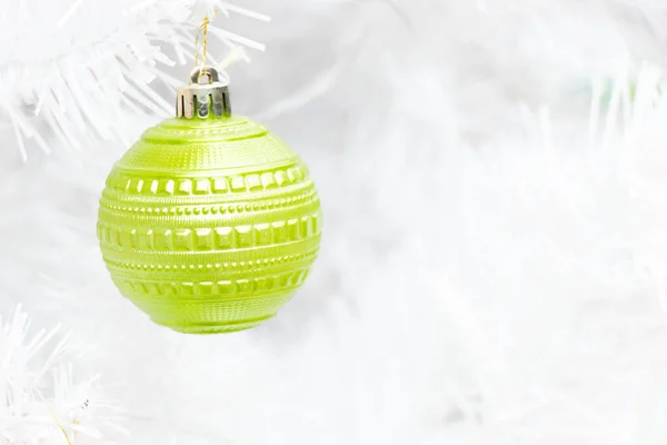 Bola Cor Verde Ramo Branco Fundo Árvore Crismas Decoração Para — Fotografia de Stock