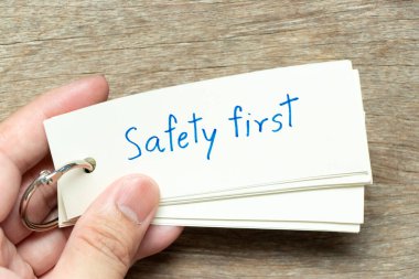 Adam önce ahşap arka planda el yazısıyla güvenlik kartını tut.