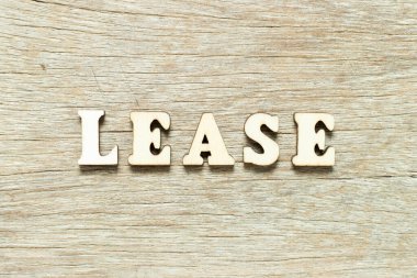 Tahta arka planda kelime kiradaki alfabe harfi