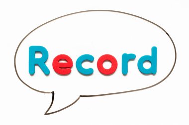 Beyaz tahta arka planında balon konuşması olarak siyah çizgili kelime kaydı içeren alfabe harfi