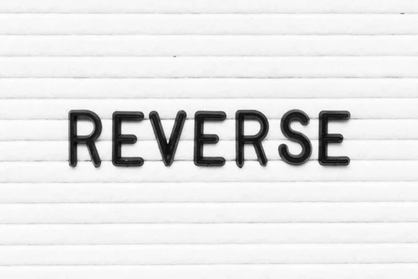Černé Písmeno Slově Reverseon Bílá Plsť Deska Pozadí — Stock fotografie