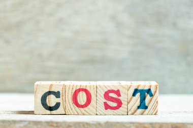 Tahta zemin üzerindeki harf bloğu kelime maliyeti