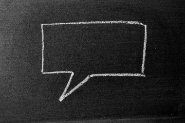 Kara tahta ya da karatahta zemin üzerinde boş alan olan kare baloncuk konuşma şeklinde beyaz tebeşirli el çizimi