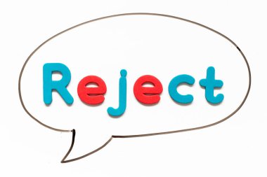 Beyaz tahta arka planında balon konuşması olarak siyah satır el çizimi ile kelime reddi içeren alfabe harfi