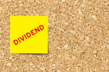 Mantar kaplama arka planında kelime temeline sahip sarı not kağıdı