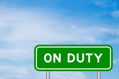 Mavi gökyüzünde, beyaz bulutlu arka planda görev yapan yeşil renkli taşıma işareti