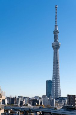 Tokyo, Japonya, 4 Aralık 2023 Tokyo gökyüzü ağacı, mavi gökyüzü arka planına sahip Japonya 'nın en yüksek kulesi.