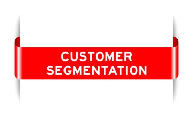 Beyaz arkaplanda kelime müşteri segmentasyonu olan kırmızı renk eklenmiş etiket pankartı