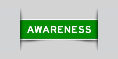 Gri arkaplana eklenmiş kelime farkındalığı içeren yeşil renkli kare biçimindeki etiket