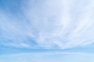 Beyaz bulutlu açık mavi gökyüzü