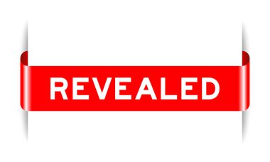 Kırmızı renk eklenmiş etiket pankartı beyaz arkaplanda gösterilir