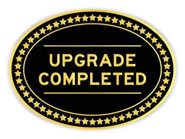 Beyaz arkaplanda kelime güncellemesi tamamlanmış siyah ve altın rengi oval etiket